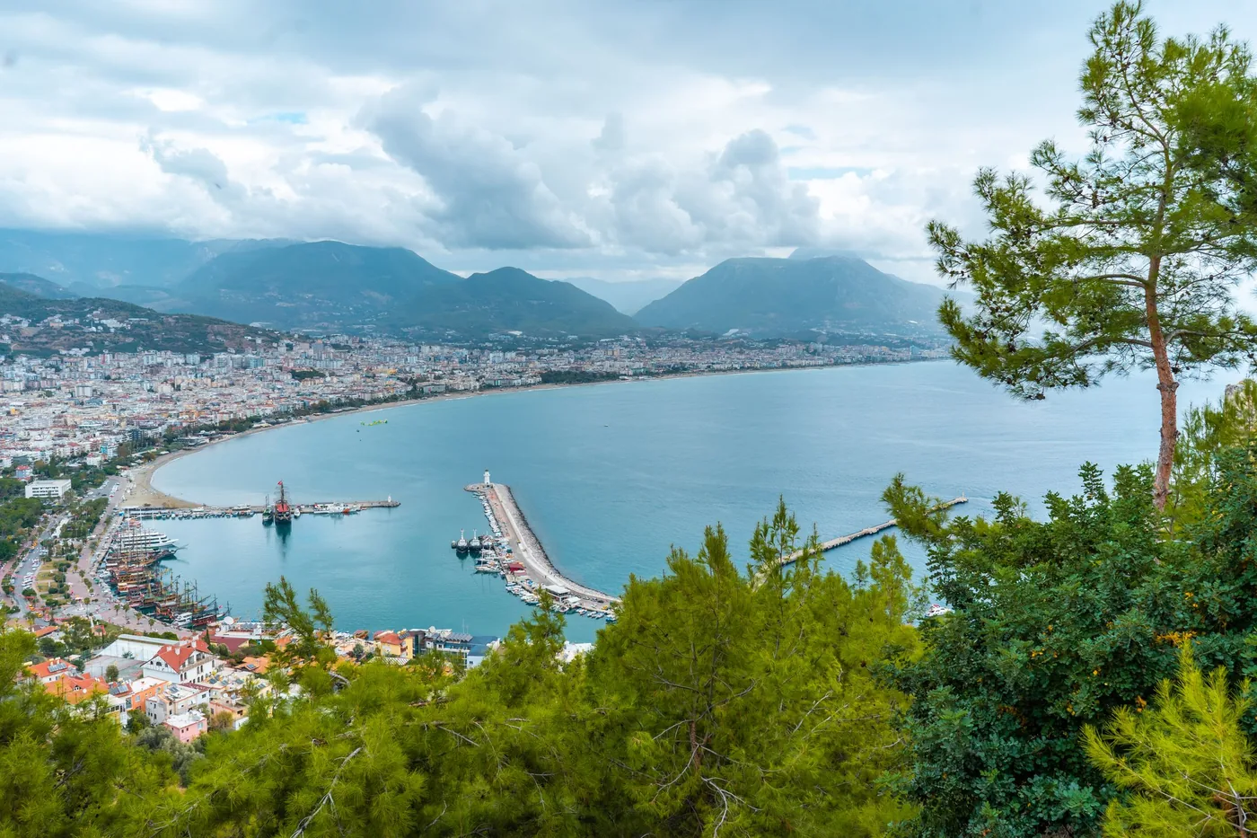 Uitzicht over Alanya met de haven, de baai en het Taurusgebergte